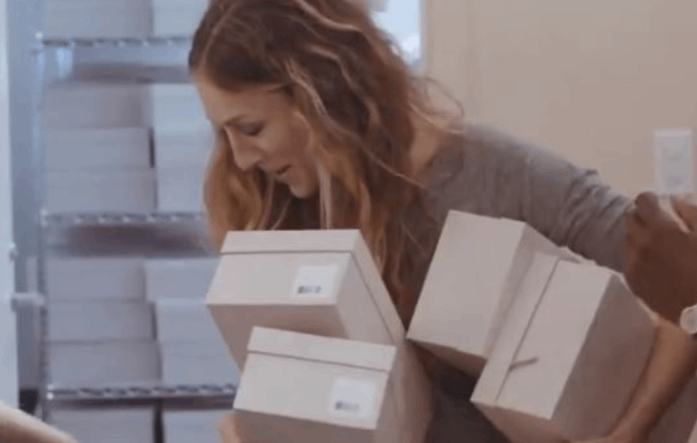 <span style='color:red;'><b>NOVA ULOGA</b></span> SARE DŽESIKE PARKER: Uslužuje Njujorčane u radnji sa cipelama, šta bi na to rekao MANOLO BLANIK! (VIDEO)

